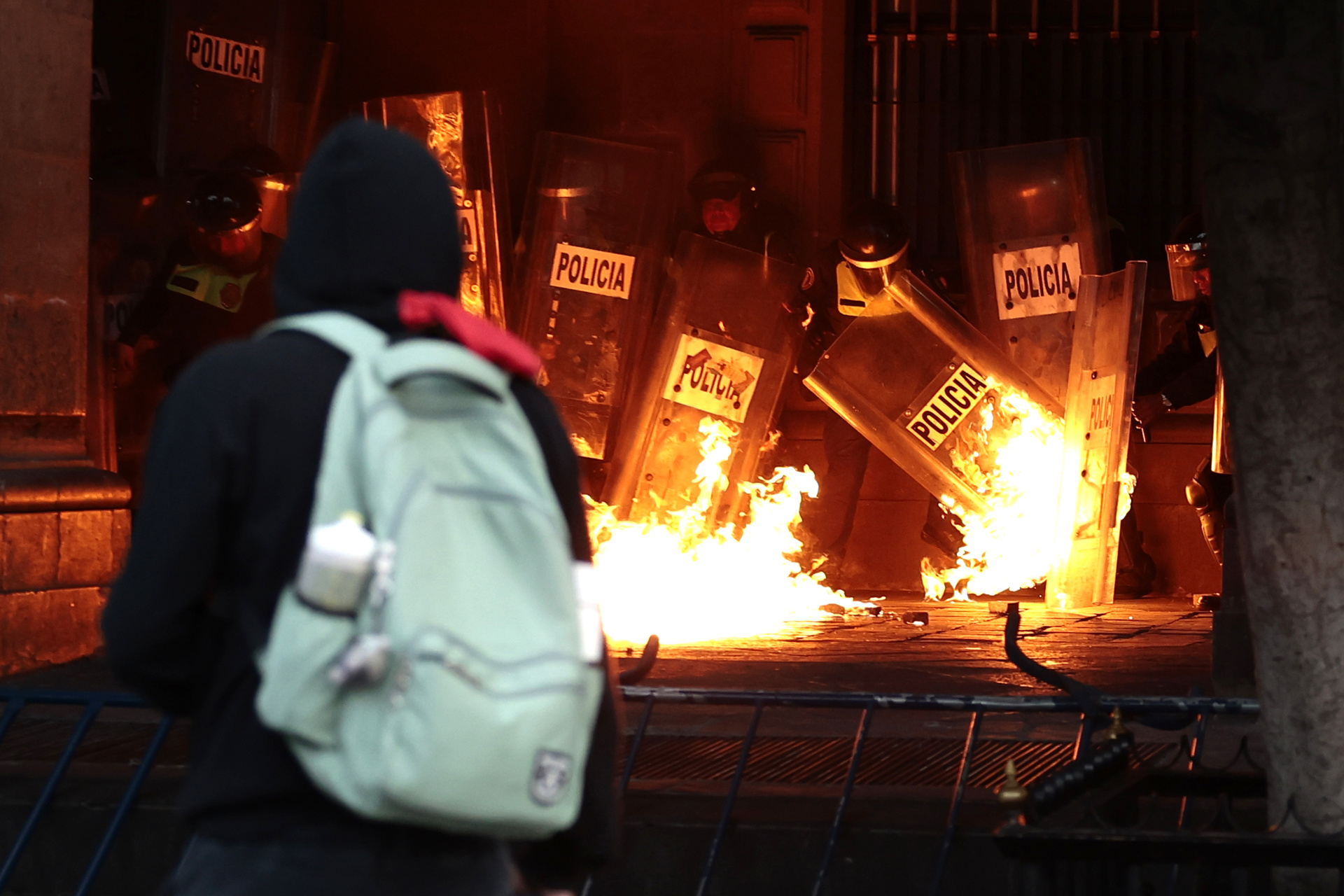 Marchan al Zócalo de la CDMX por el 2 de octubre