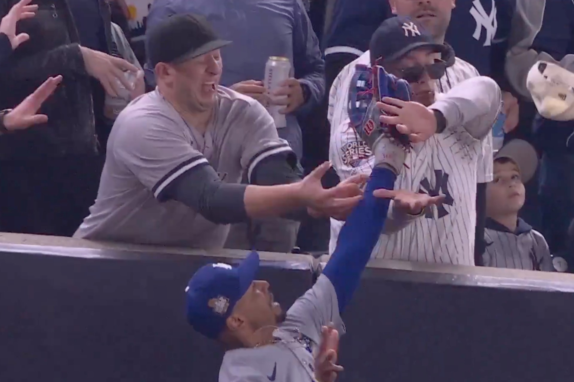 Yankees veta a los aficionados que quitaron bola a Mookie Betts en la Serie Mundial