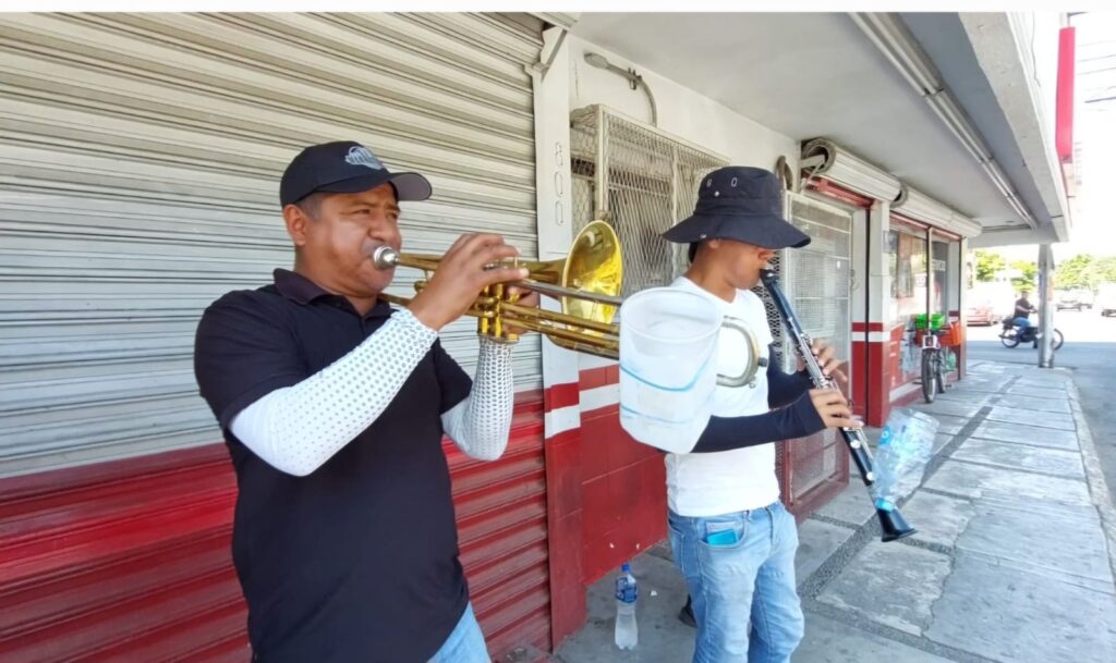 Músicos sobreviven en Culiacán de tocar en semáforos y las calles
