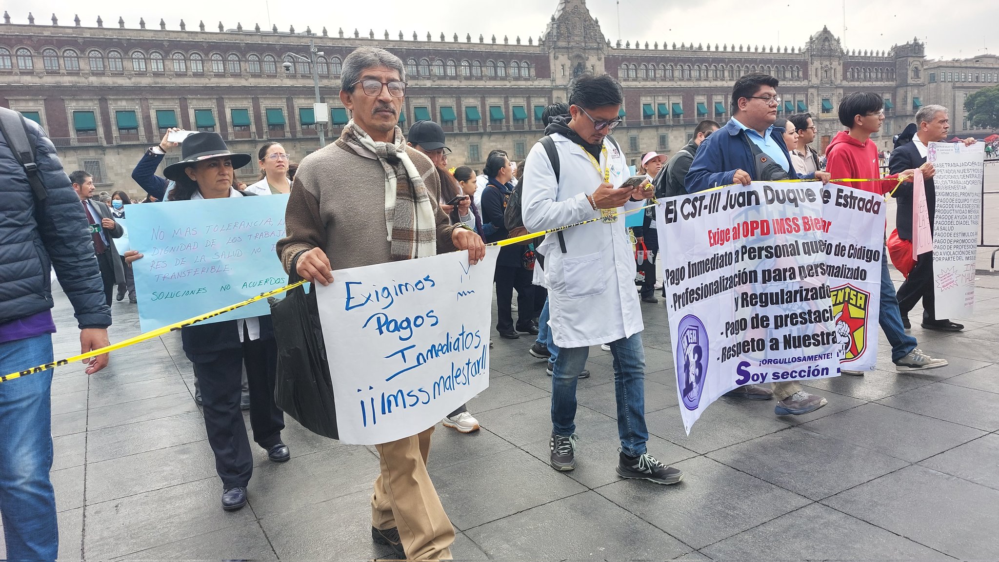 #Video Trabajadores de la Salud protestan frente a Palacio Nacional por falta de pagos #Video Trabajadores de la Salud protestan frente a Palacio Nacional por falta de pagos