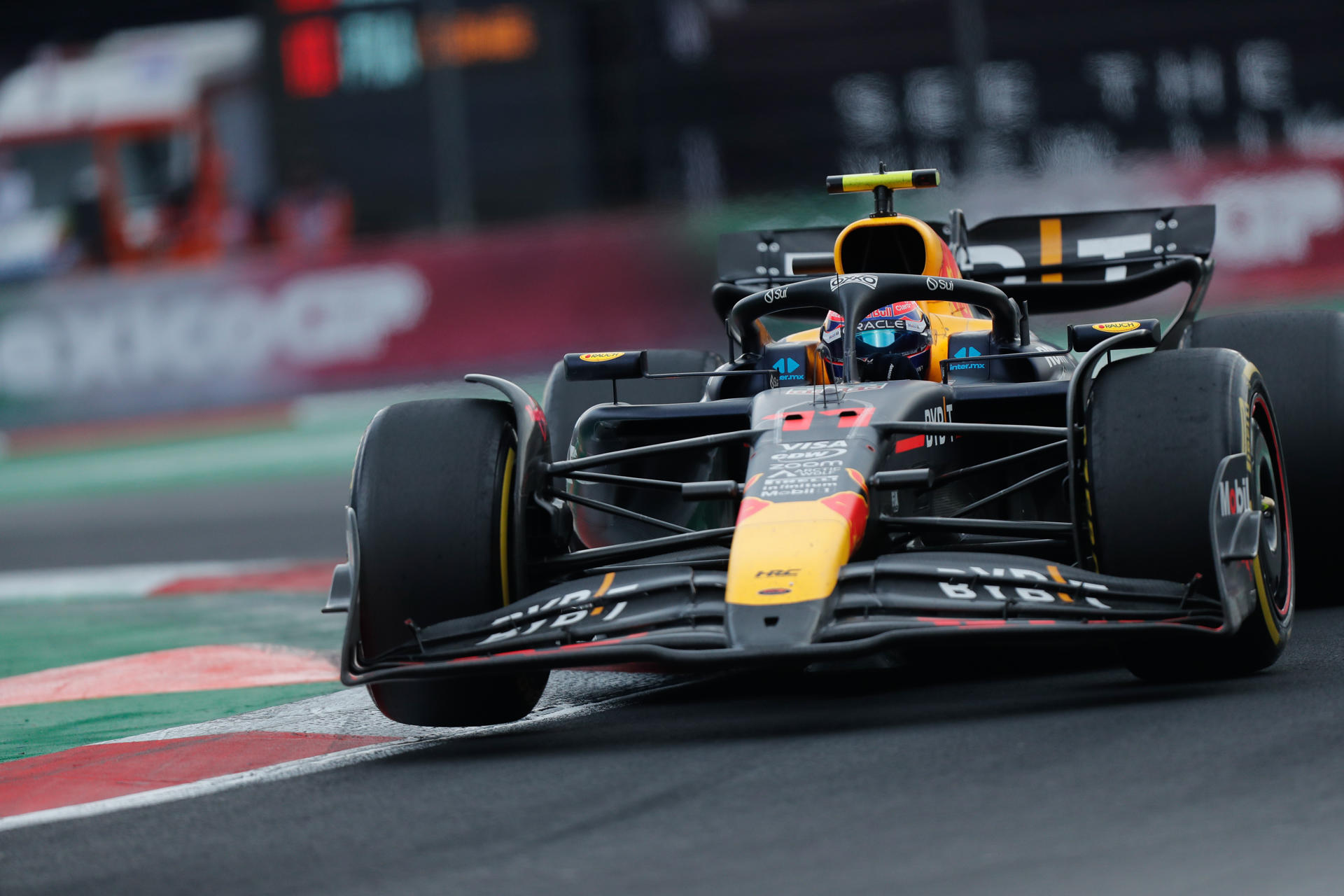 “Hay que apoyar a los atletas mexicanos”: Sheinbaum defiende a ‘Checo’ Pérez de las críticas tras su actuación en el GP de México