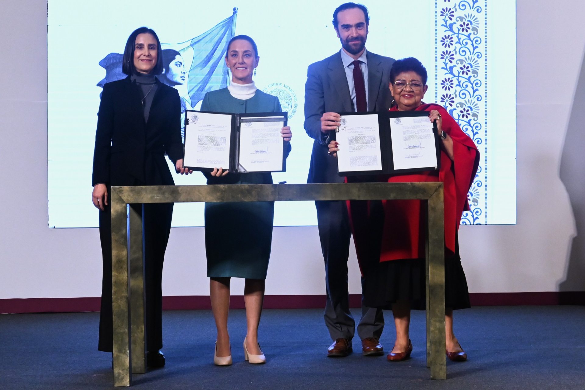 Sheinbaum firma decreto para que Pemex y CFE regresen a ser empresas públicas