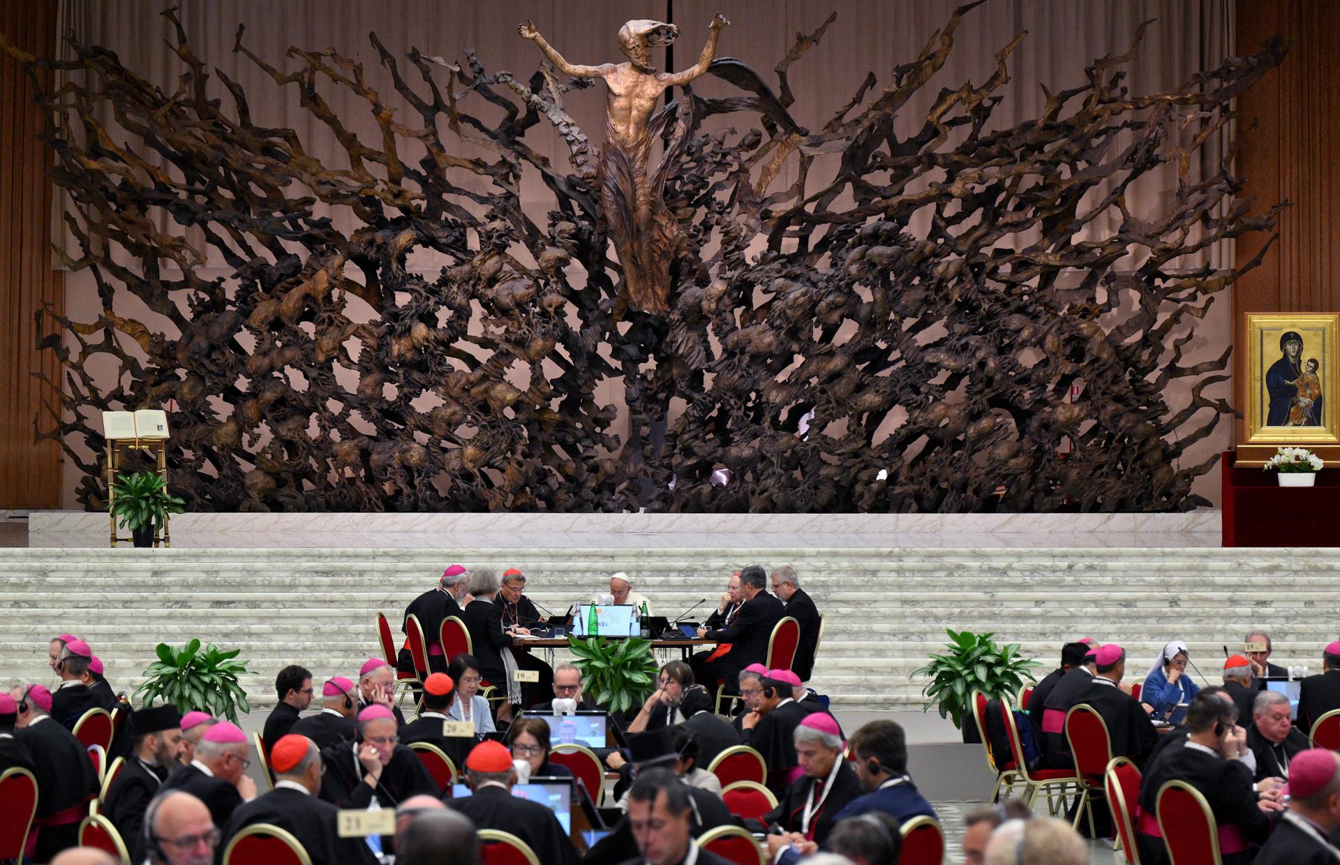 Miembros del Sínodo piden escuchar a excluidos de la Iglesia, como a la comunidad LGBTIQ+