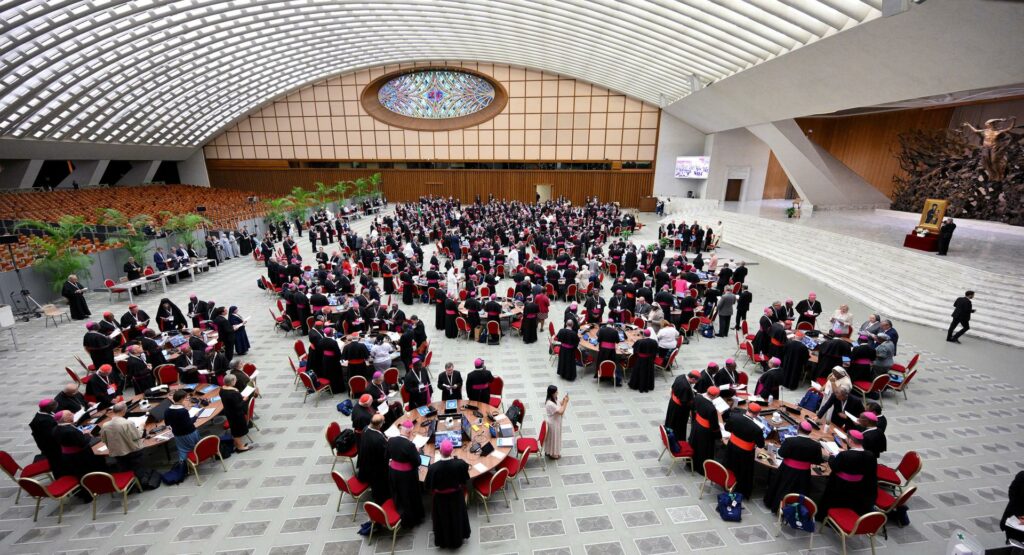 El obispo nicaragüense Rolando Álvarez, exiliado por Ortega, aparece en el Sínodo vaticano - sinodo-del-vaticano-1024x555