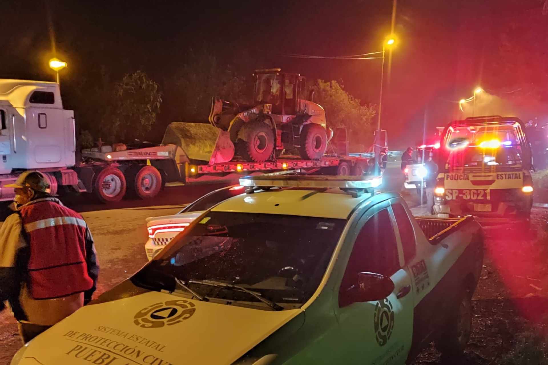 Un talud bloquea hasta nuevo aviso la autopista Acatzingo-Ciudad Mendoza Un talud bloquea hasta nuevo aviso la autopista Acatzingo-Ciudad Mendoza
