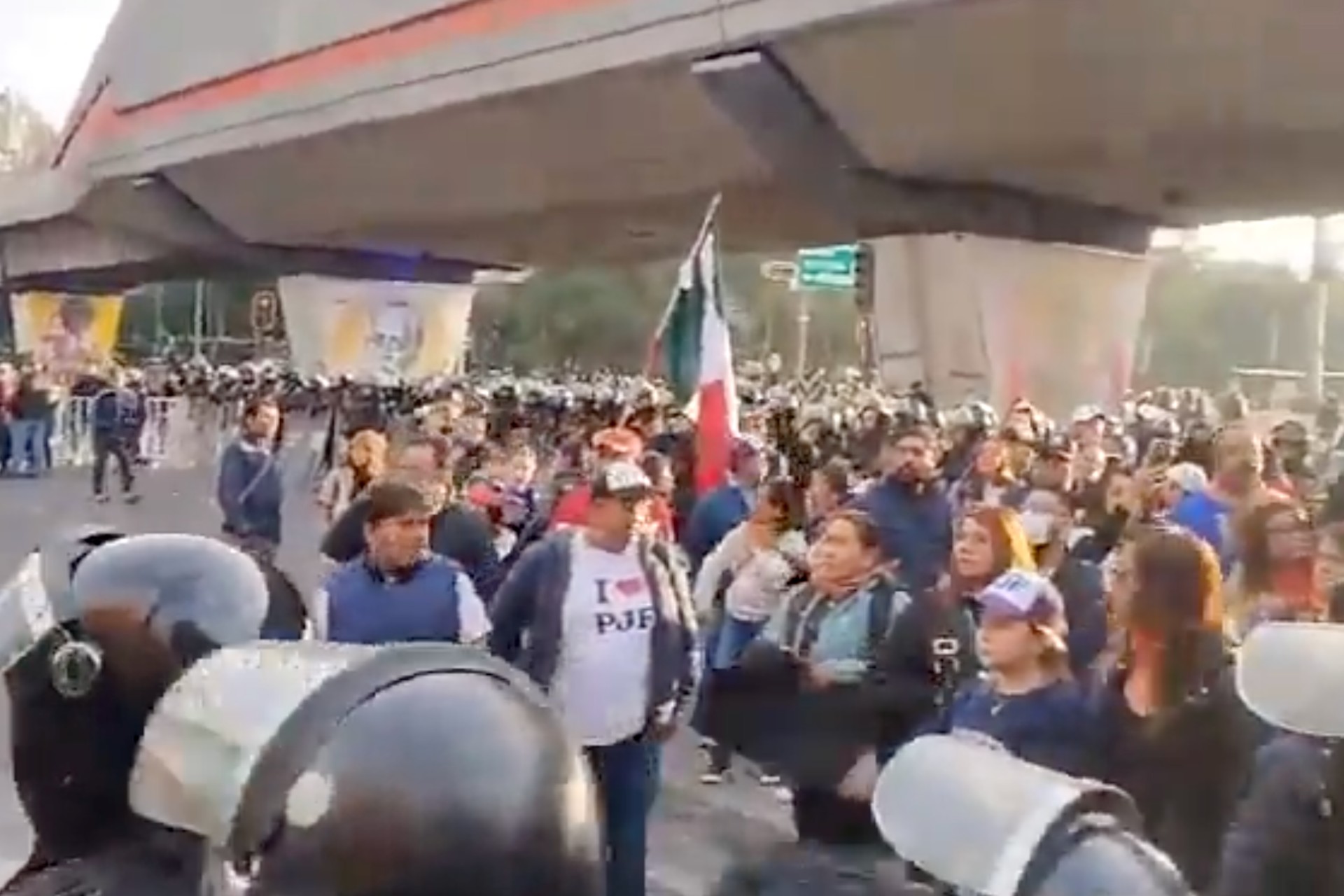 Trabajadores del Poder Judicial protestan afuera de San Lázaro Trabajadores del Poder Judicial protestan afuera de San Lázaro