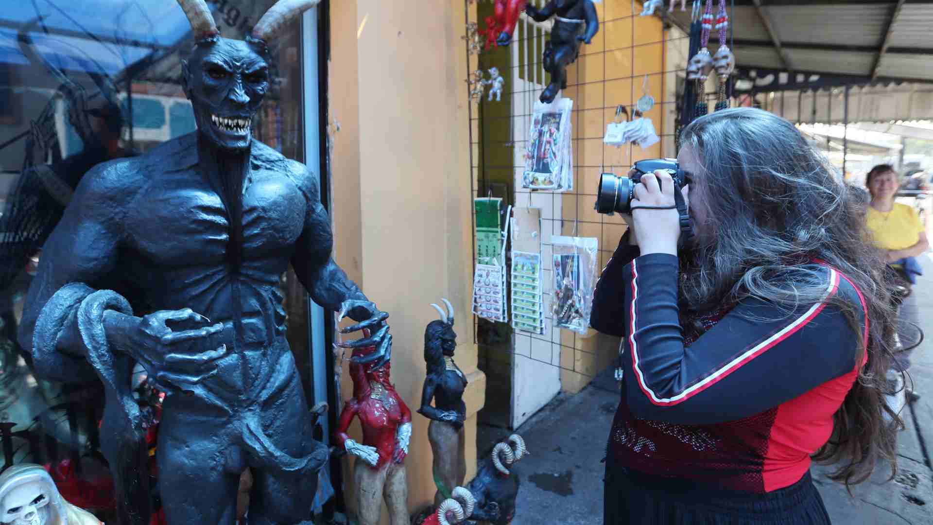 “Turismo oscuro” en Tepito atrae visitantes nacionales y extranjeros “Turismo oscuro” en Tepito atrae visitantes nacionales y extranjeros