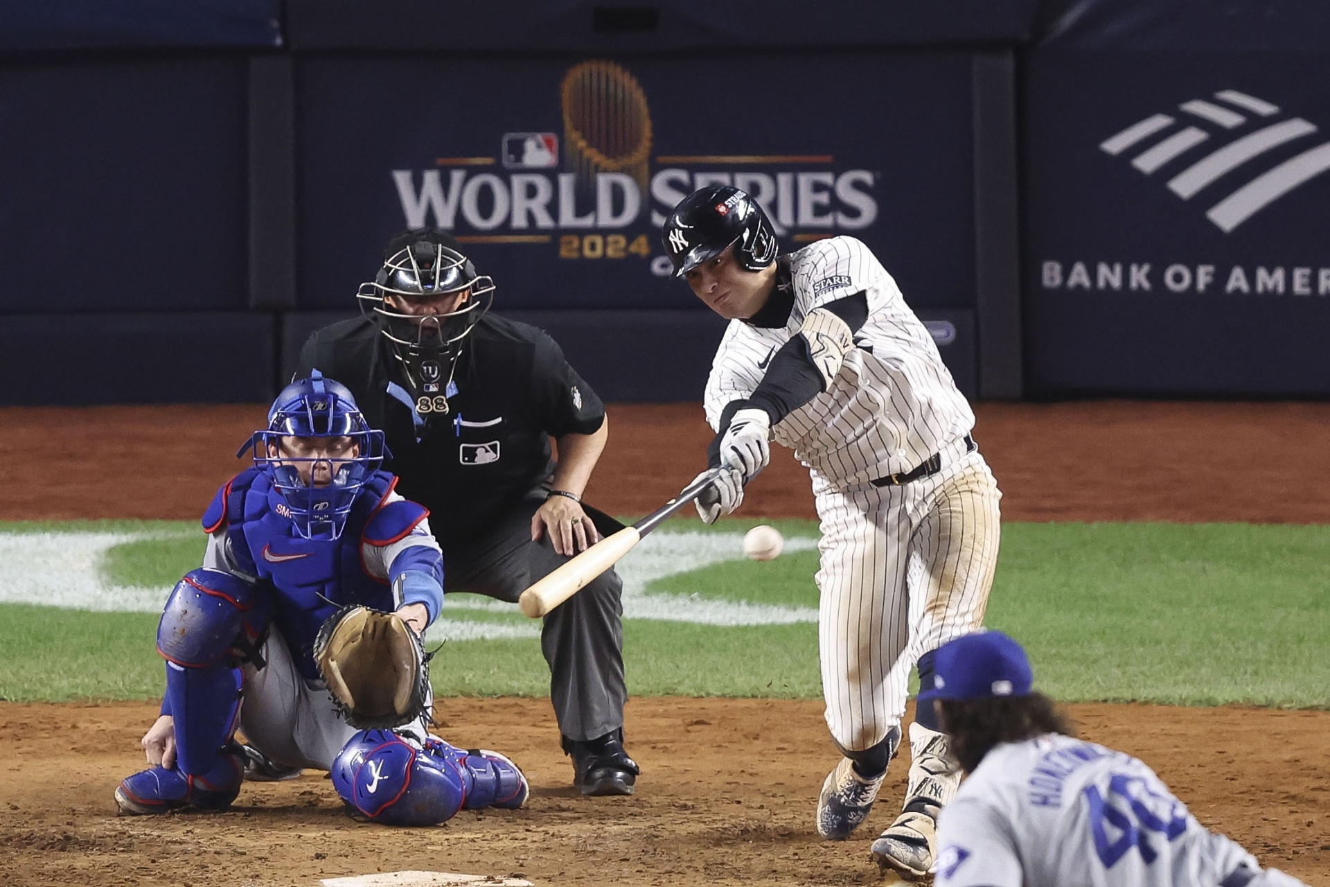 Volpe y Torres mantienen con vida a los Yankees en la Serie Mundial