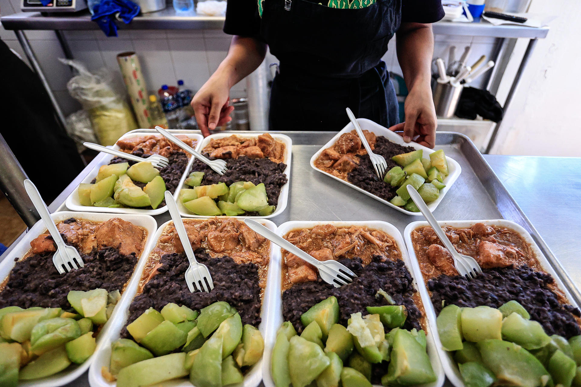World Central Kitchen, del chef José Andrés, entrega 35 mil comidas diarias tras daños de “John” en Guerrero