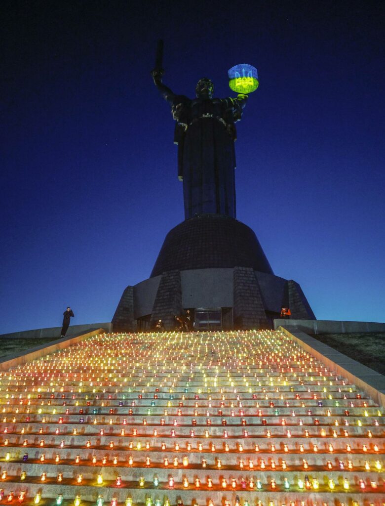 Encienden mil velas en Kiev para conmemorar mil días de guerra - 4008b5f41c5137baafbe8cf4331d15268f7c00e7w-780x1024