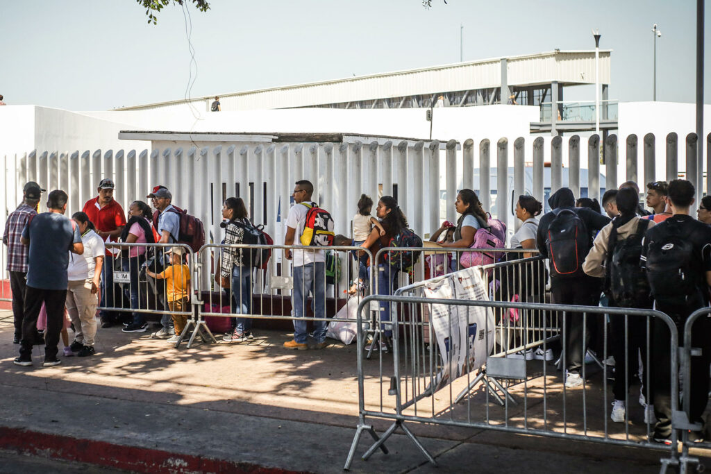 EE.UU. exigirá a migrantes temporales salir del país para solicitar la ‘green card’