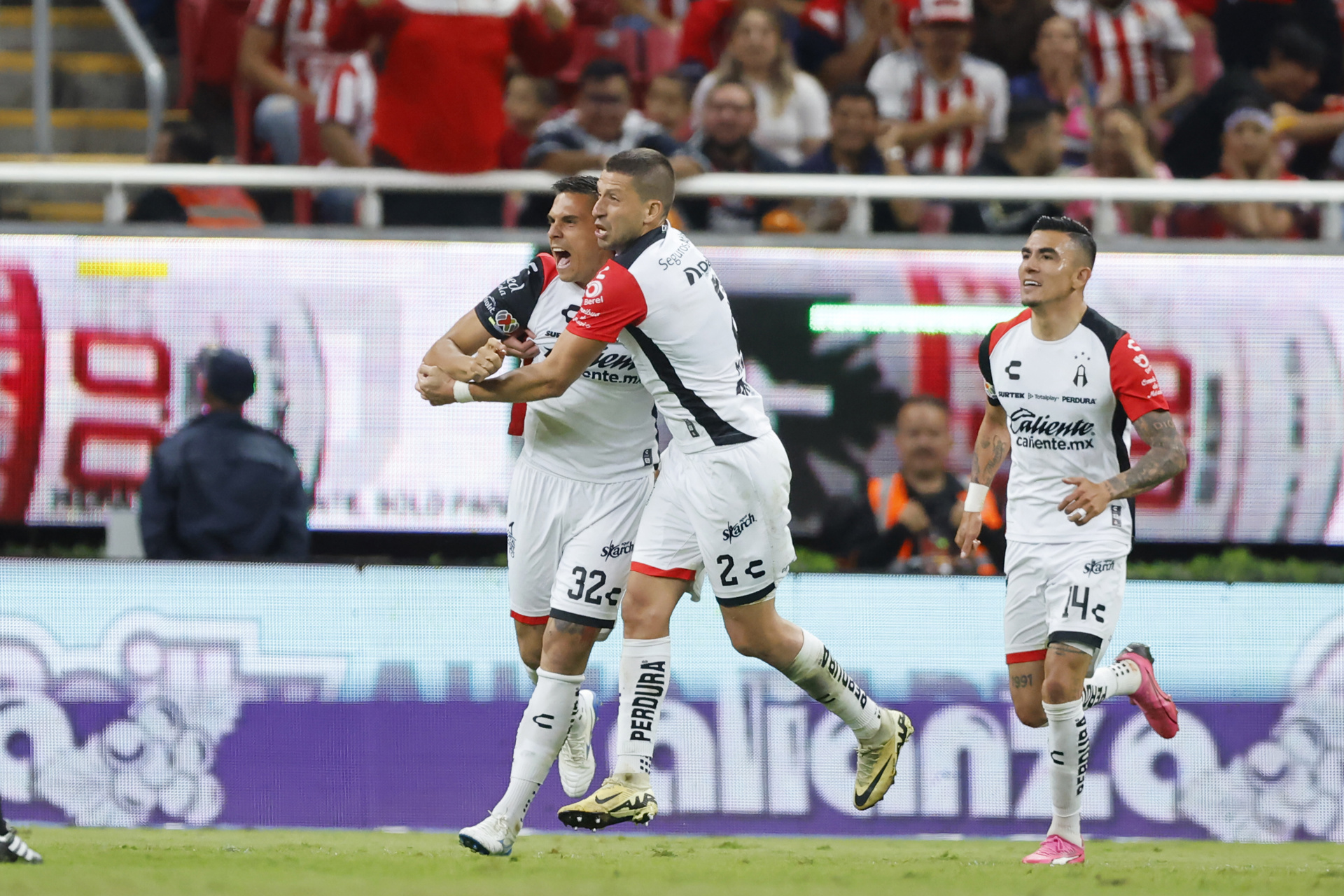 Atlas vence a Guadalajara y se mantiene con vida