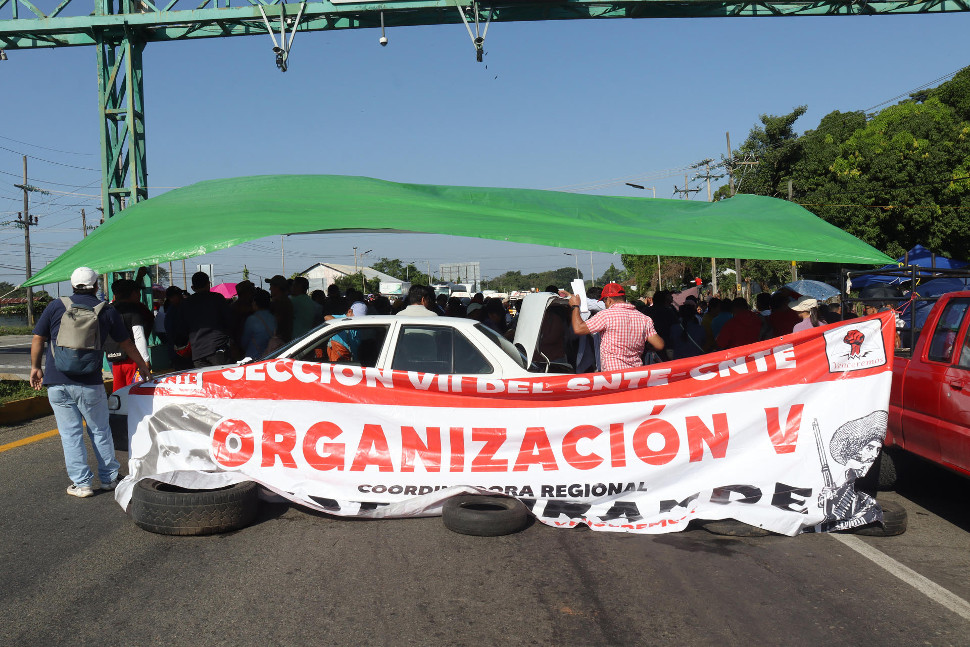 Maestros de la CNTE bloquean carreteras de Chiapas Maestros de la CNTE bloquean carreteras de Chiapas