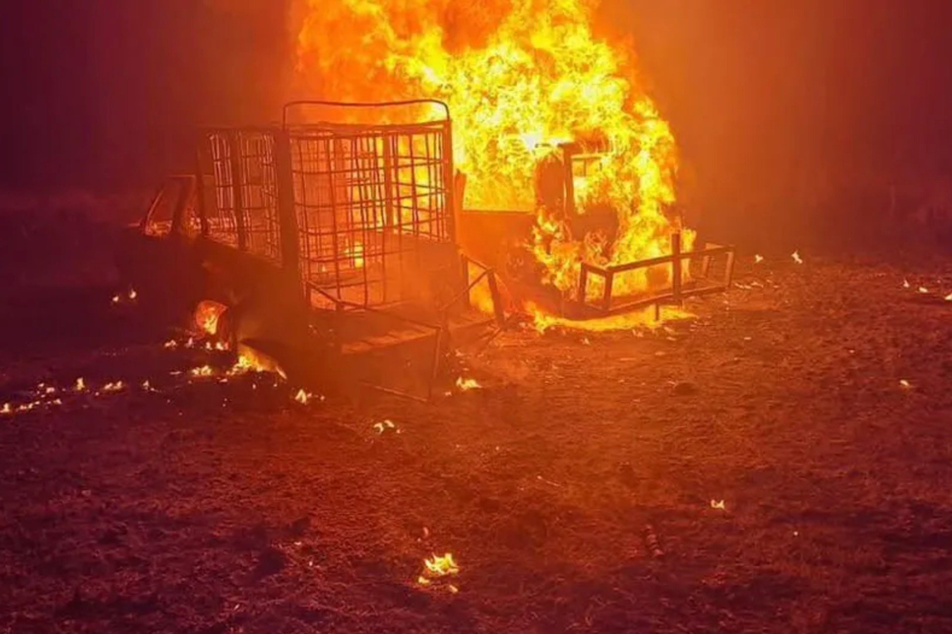 Hallan túnel ‘huachicolero’ e incendian camionetas en Hidalgo