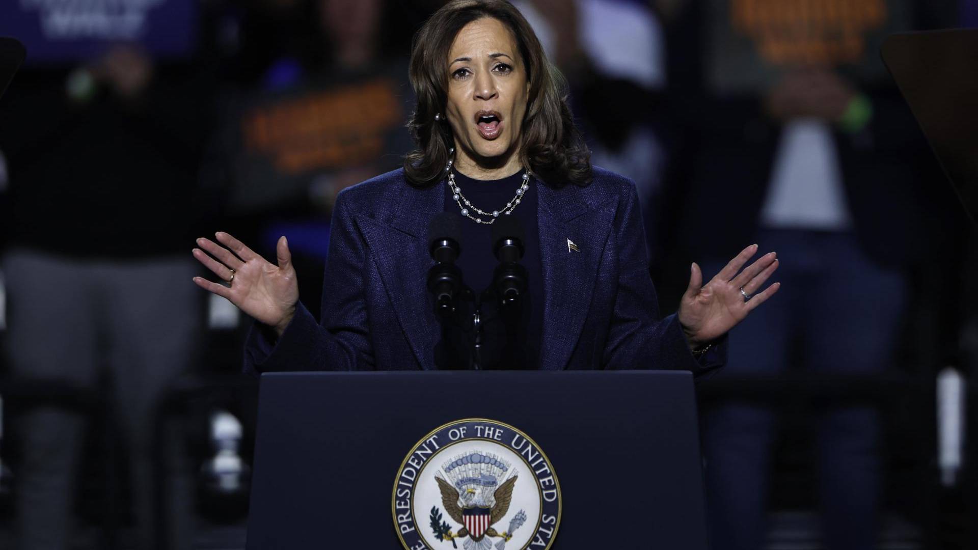 Campaña de Harris augura unas elecciones “ajustadas” y pide calma ante conteo de votos