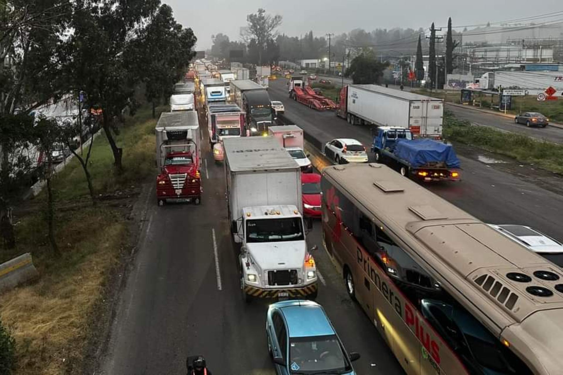 Continúa el caos vehicular en la autopista México-Querétaro
