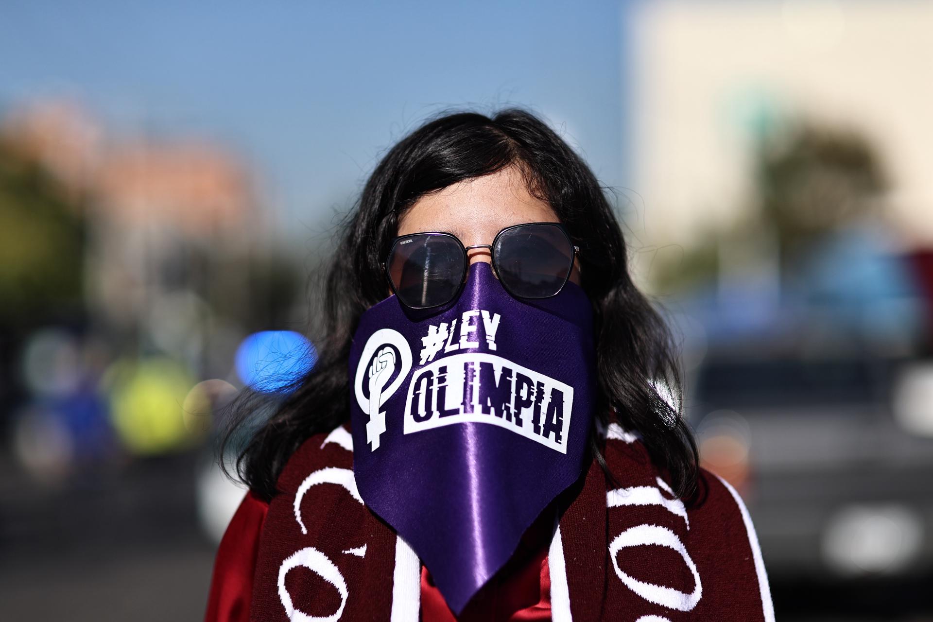 Estudiantes promueven primera sentencia por violencia digital con IA en el mundo