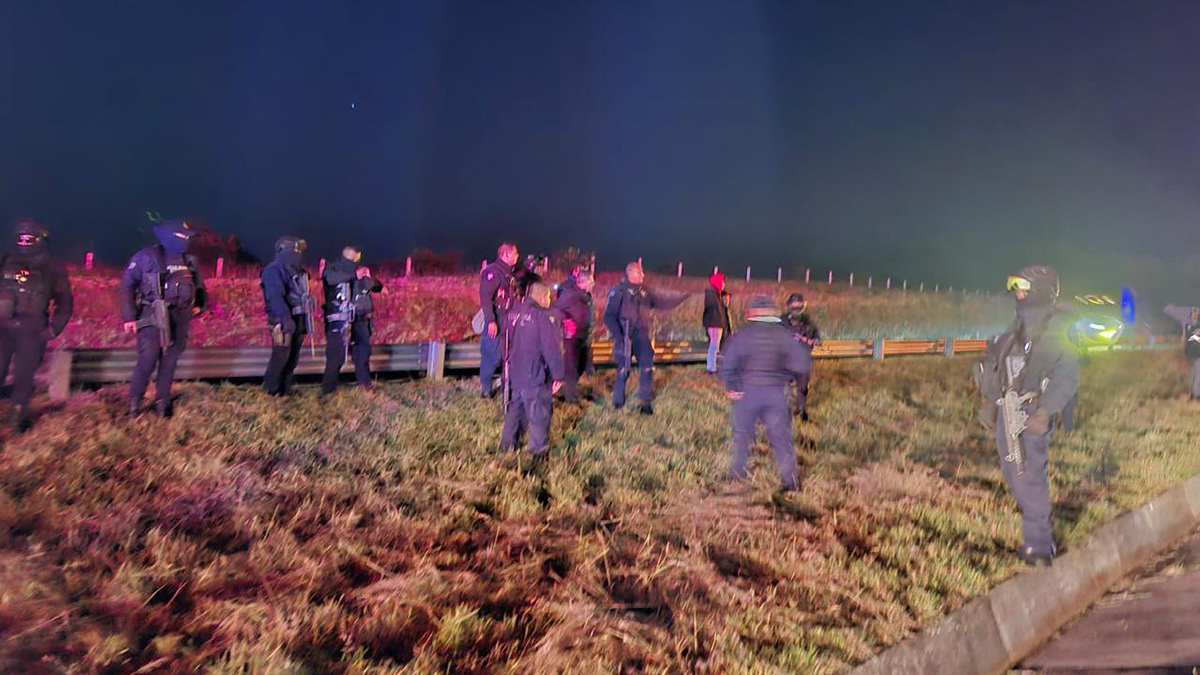 Grupo armado ataca a policías e incendia vehículos en Zinapécuaro, Michoacán