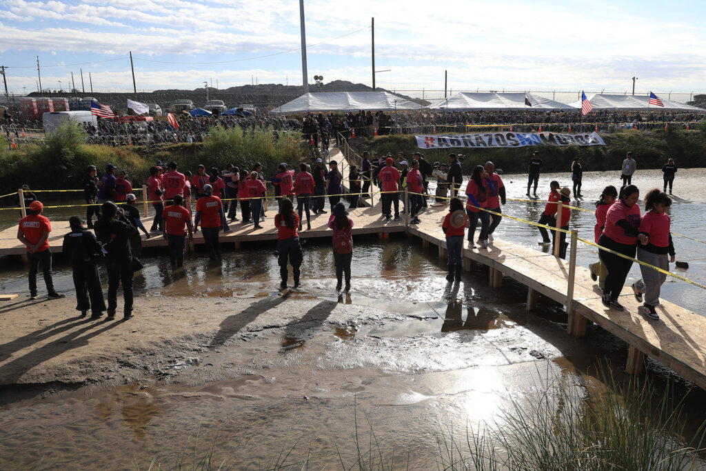 Evento 'Abrazos no muros' reencuentra a cientos de familias en frontera de México y EE.UU. - evento-abrazos-no-muros-reencuentra-a-cientos-de-familias-en-frontera-de-mexico-y-eeuu-1024x683