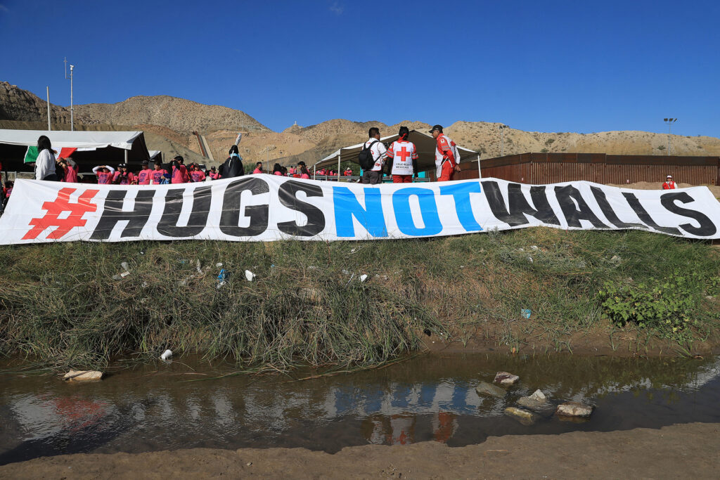 Evento 'Abrazos no muros' reencuentra a cientos de familias en frontera de México y EE.UU. - evento-abrazos-no-muros-reencuentra-a-cientos-de-familias-en-frontera-de-mexico-y-eeuu-2-1024x683
