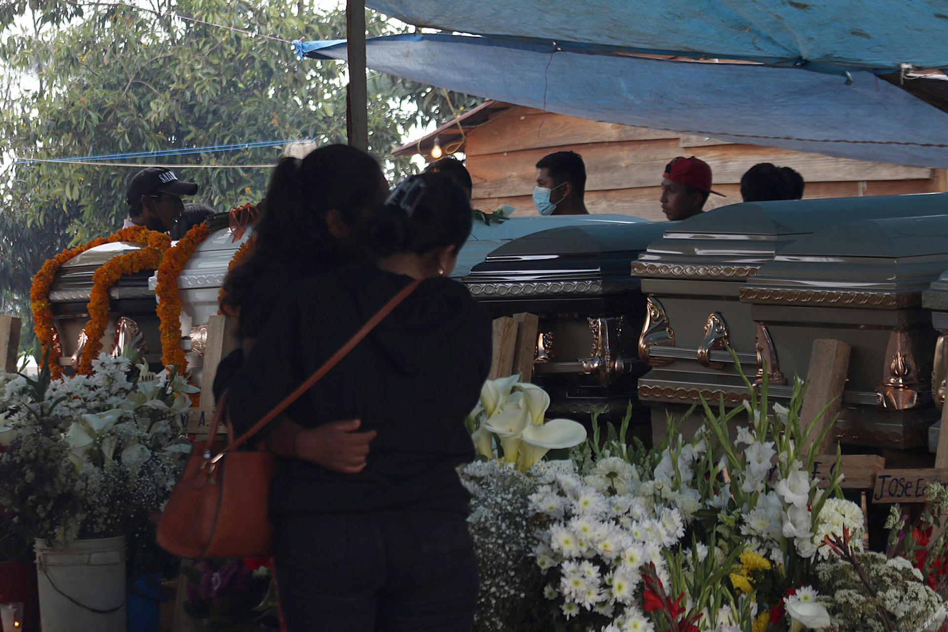 Sepultan a las 11 personas secuestradas y asesinadas en Guerrero Sepultan a las 11 personas secuestradas y asesinadas en Guerrero