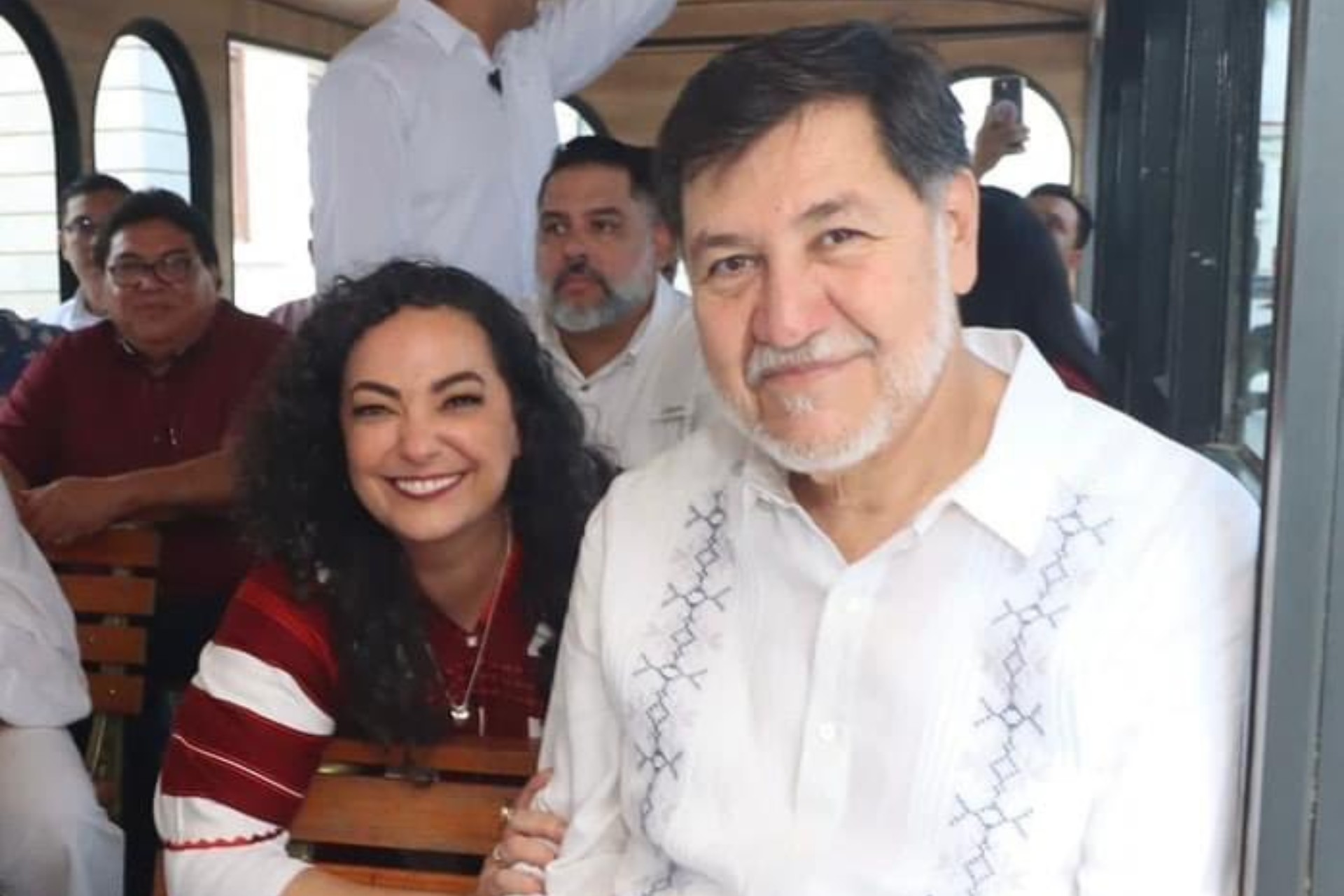 Se incendia camioneta en la que viajaba Fernández Noroña