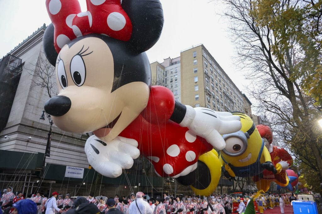 De elefantes a explosiones de globos gigantes, un siglo del desfile de Acción de Gracias - globo-gigante-de-minnie-en-desfile-de-accion-de-gracias-en-eeuu-1024x683