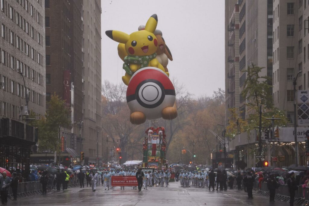 De elefantes a explosiones de globos gigantes, un siglo del desfile de Acción de Gracias - globo-gigante-de-pokemon-en-desfile-de-accion-de-gracias-en-eeuu-1024x683