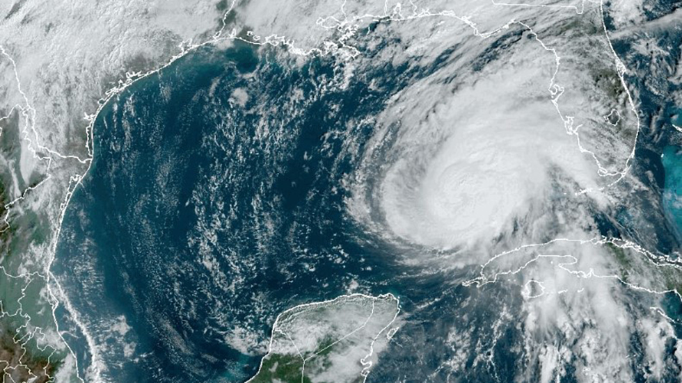 El huracán Rafael, debilitado a categoría 2, deambula por el Golfo de México El huracán Rafael, debilitado a categoría 2, deambula por el Golfo de México