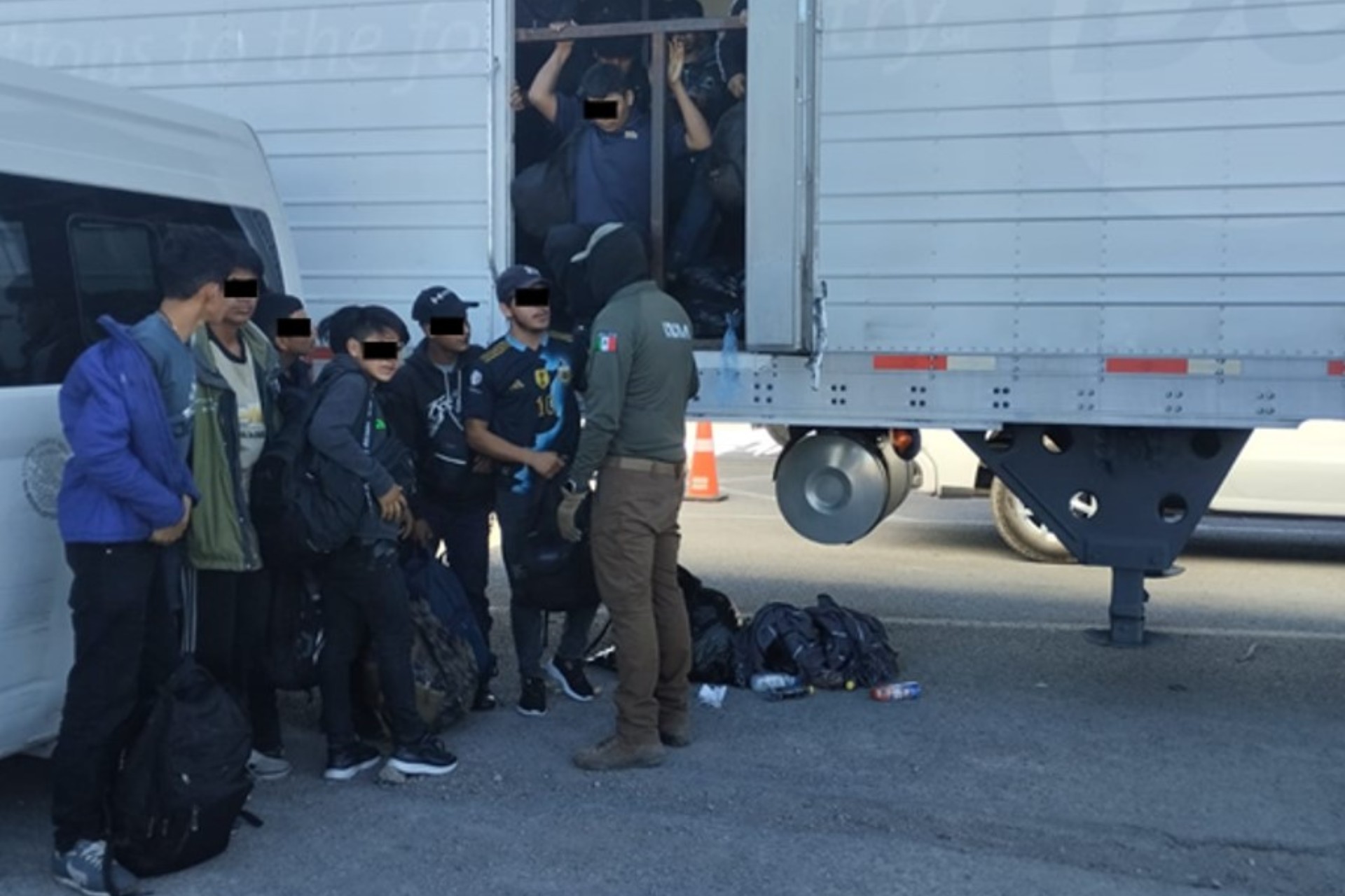 Localizan a 257 migrantes dentro de tractocamión en Chihuahua