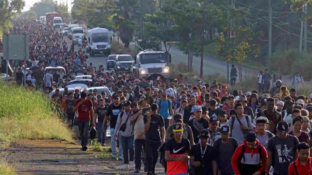 Miles de migrantes salen en caravana desde México coincidiendo con elecciones de EE.UU. - miles-de-migrantes-salen-en-caravana-desde-mexico-coincidiendo-con-elecciones-de-eeuu-1-1024x576