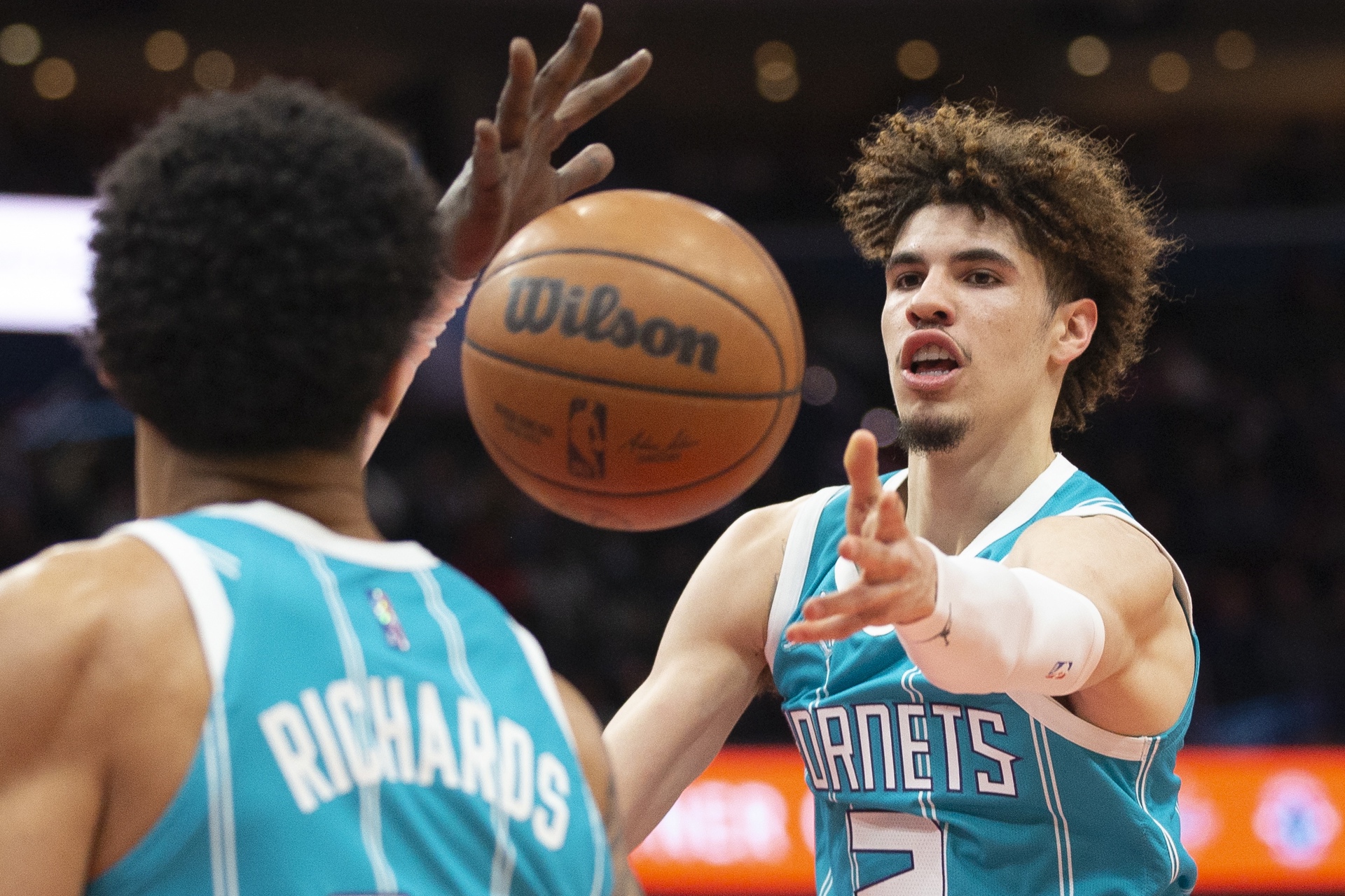 NBA multa con 100 mil dólares a jugador LaMelo Ball por “comentario ofensivo y despectivo”