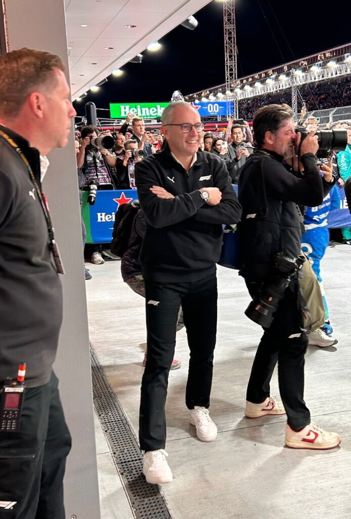 Reflejos del Gran Premio de Las Vegas 2024 - photo-2024-11-24-02-16-27-694x1024