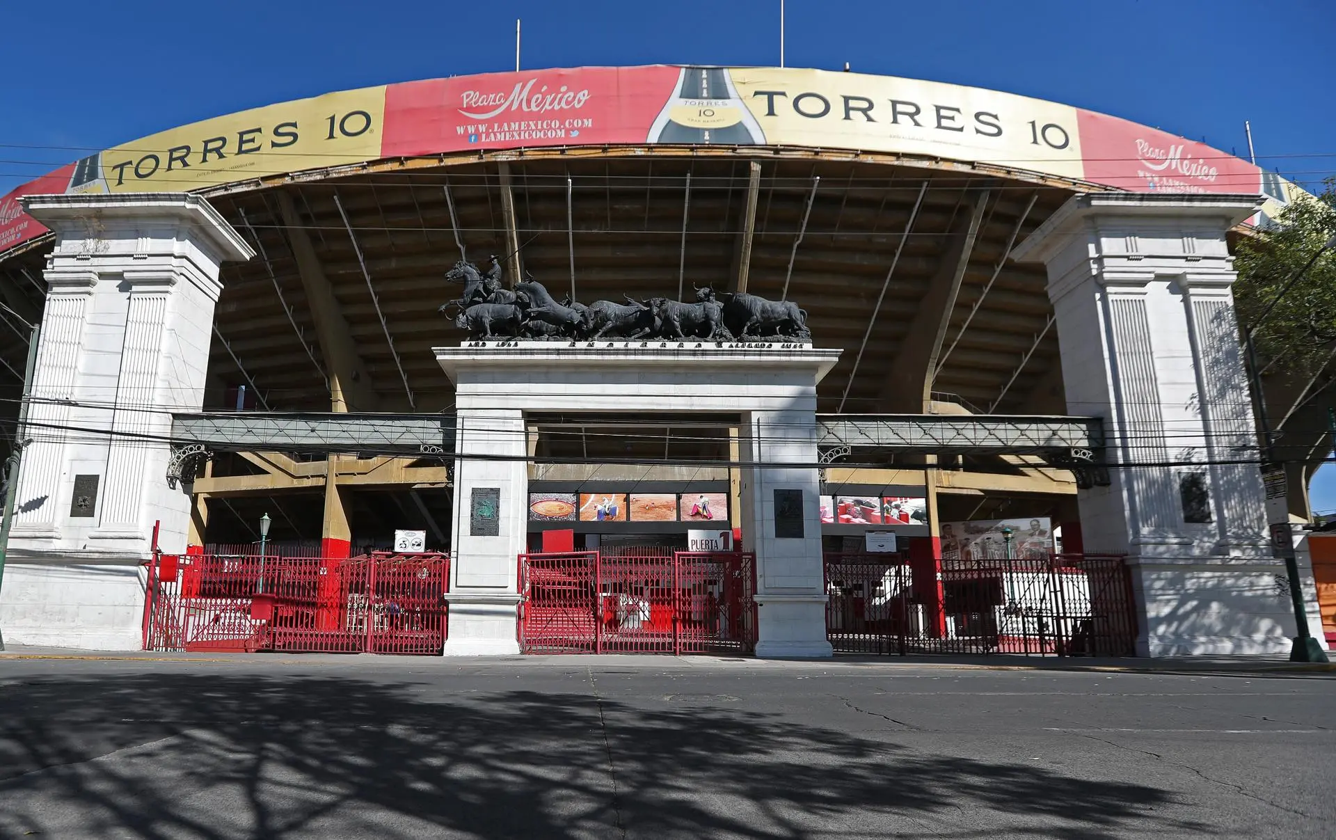 Suspenden actividades en la Plaza de Toros México y Estadio CD de los Deportes