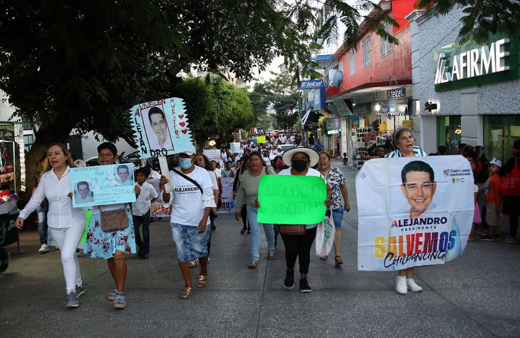 Protestan en Chilpancingo para exigir justicia por el asesinato del alcalde Alejandro Arcos - protestan-en-chilpancingo-para-exigir-justicia-por-el-asesinato-del-alcalde-2-1024x667
