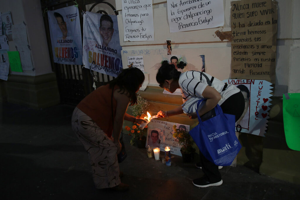 Protestan en Chilpancingo para exigir justicia por el asesinato del alcalde Alejandro Arcos - protestan-en-chilpancingo-para-exigir-justicia-por-el-asesinato-del-alcalde-3-1024x683