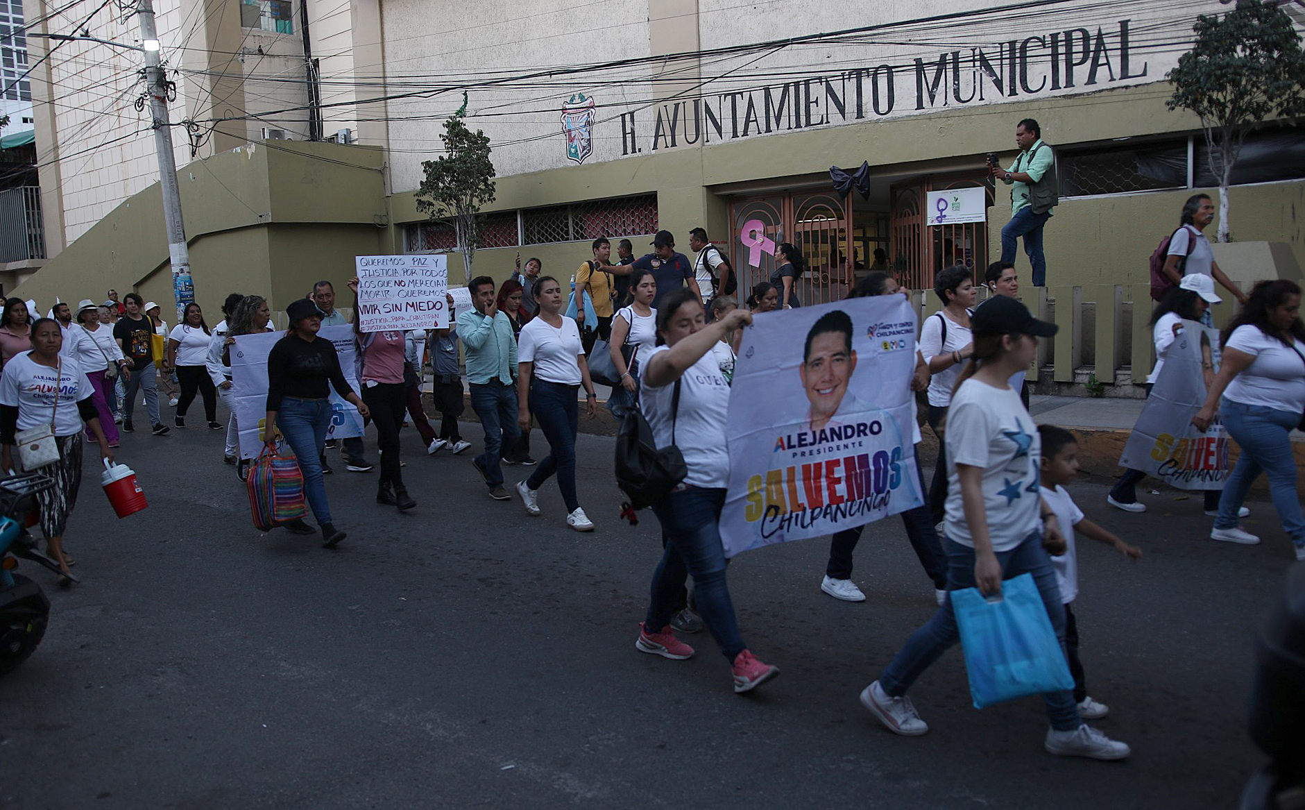 Protestan en Chilpancingo para exigir justicia por el asesinato del alcalde Alejandro Arcos Protestan en Chilpancingo para exigir justicia por el asesinato del alcalde Alejandro Arcos