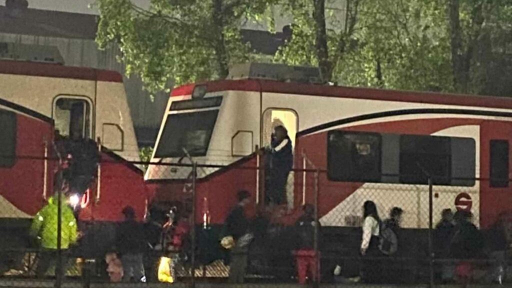 Lluvias colapsan barda del Tren Suburbano en Tlalnepantla