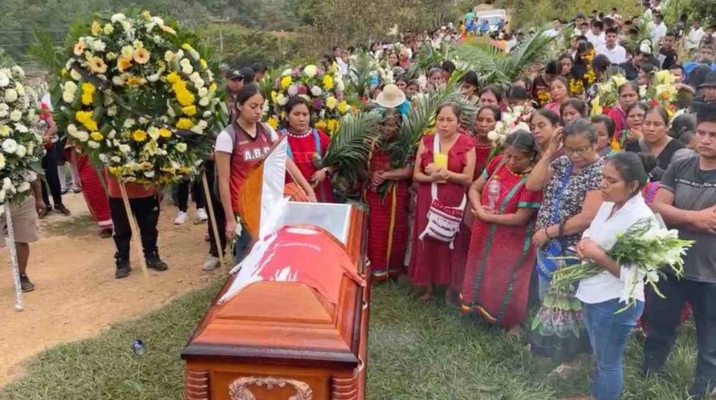 Sepultan a entrenador de niños triquis en Oaxaca, asesinado a disparos