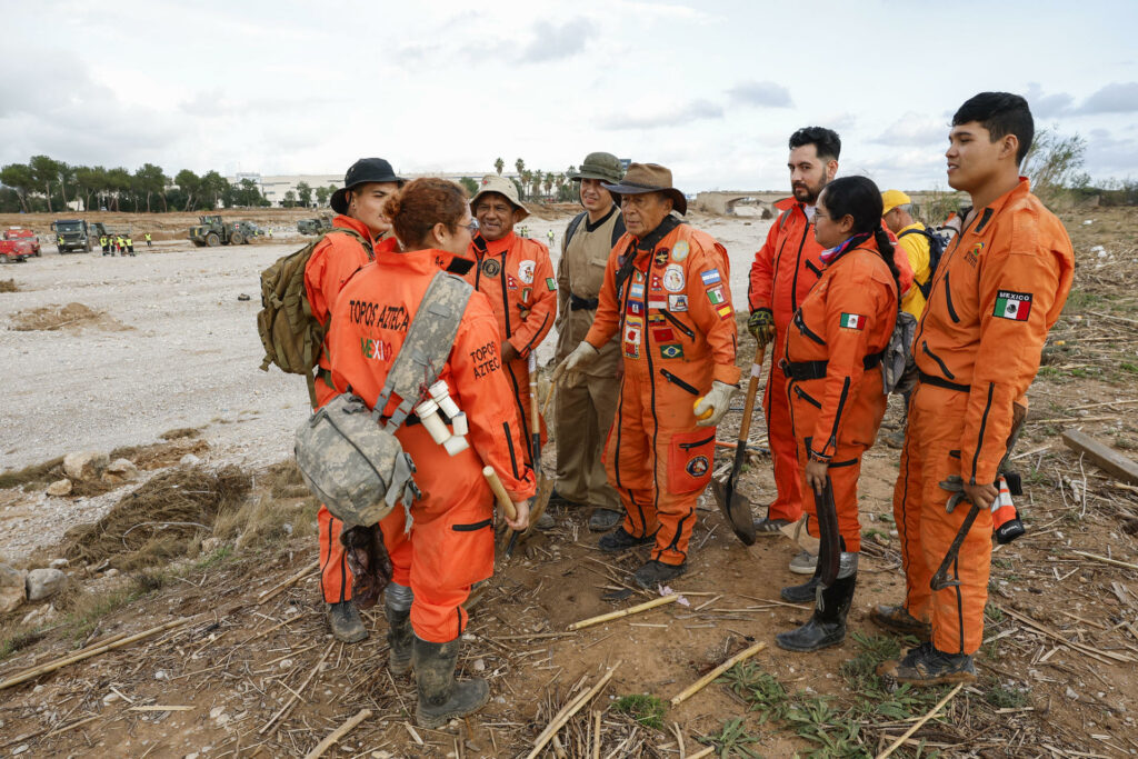 'Topos' colaboran en la búsqueda de cadáveres tras el temporal en España - topos-azteca-en-espana-1024x683