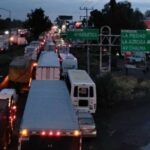 Habitantes bloquean la carretera 57 en Querétaro para exigir abasto de agua