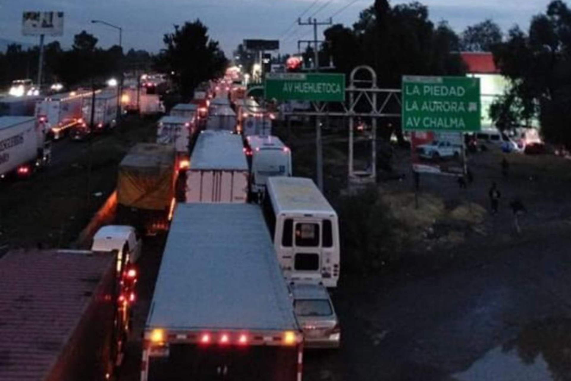 Caos en la autopista México-Querétaro por choque entre tractocamiones Caos en la autopista México-Querétaro por choque entre tractocamiones