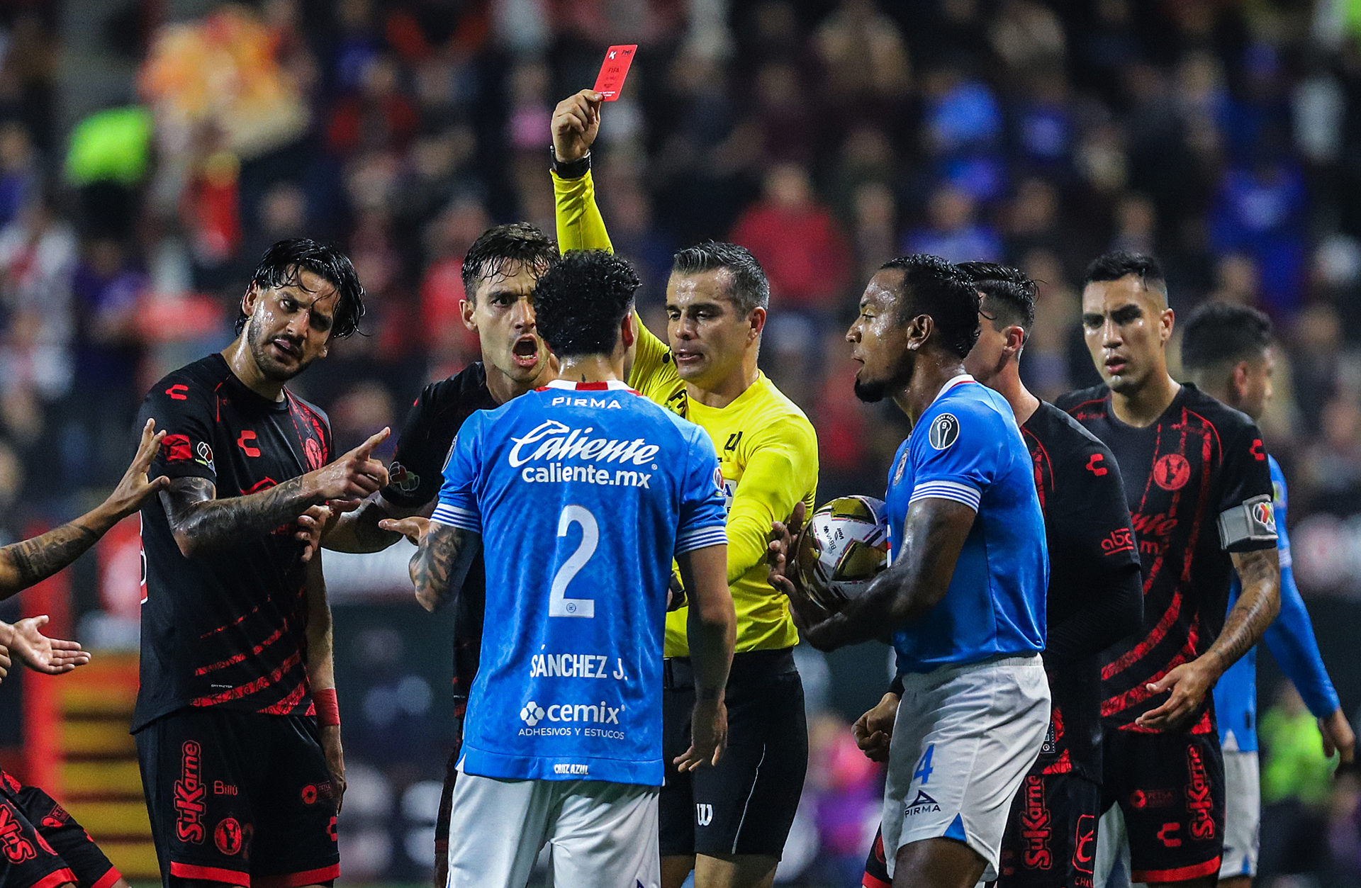 Xolos golean al líder Cruz Azul y ponen un pie en la semifinal