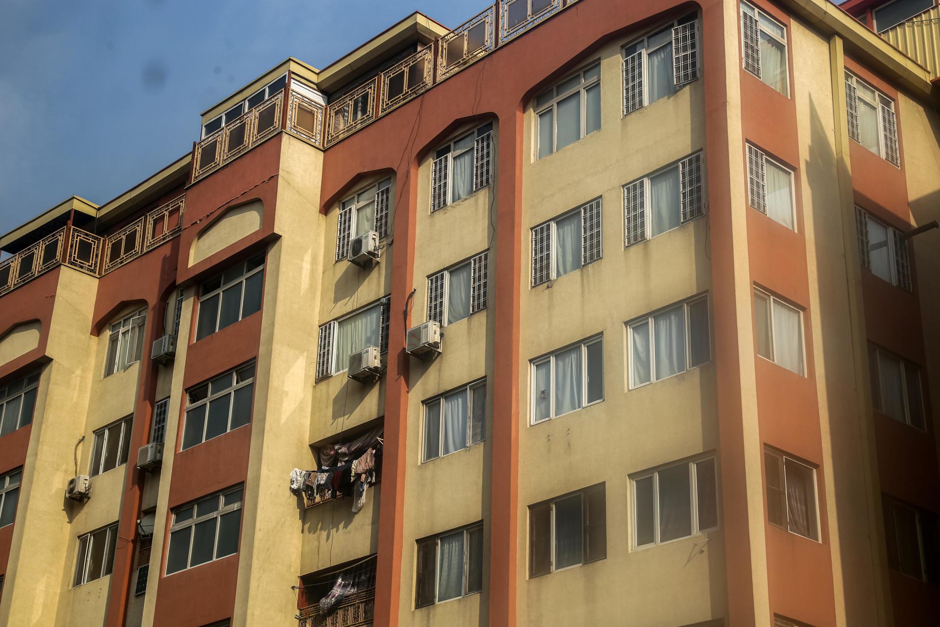 Talibanes prohíben las ventanas con vistas a casas en las que vivan mujeres