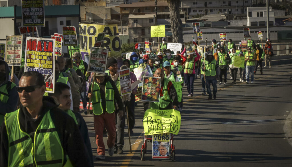 Migrantes protestan en Tijuana contra amenazas de Trump - 90b068465de6c12694302e7ad7734534226ce51cw-1-1024x586