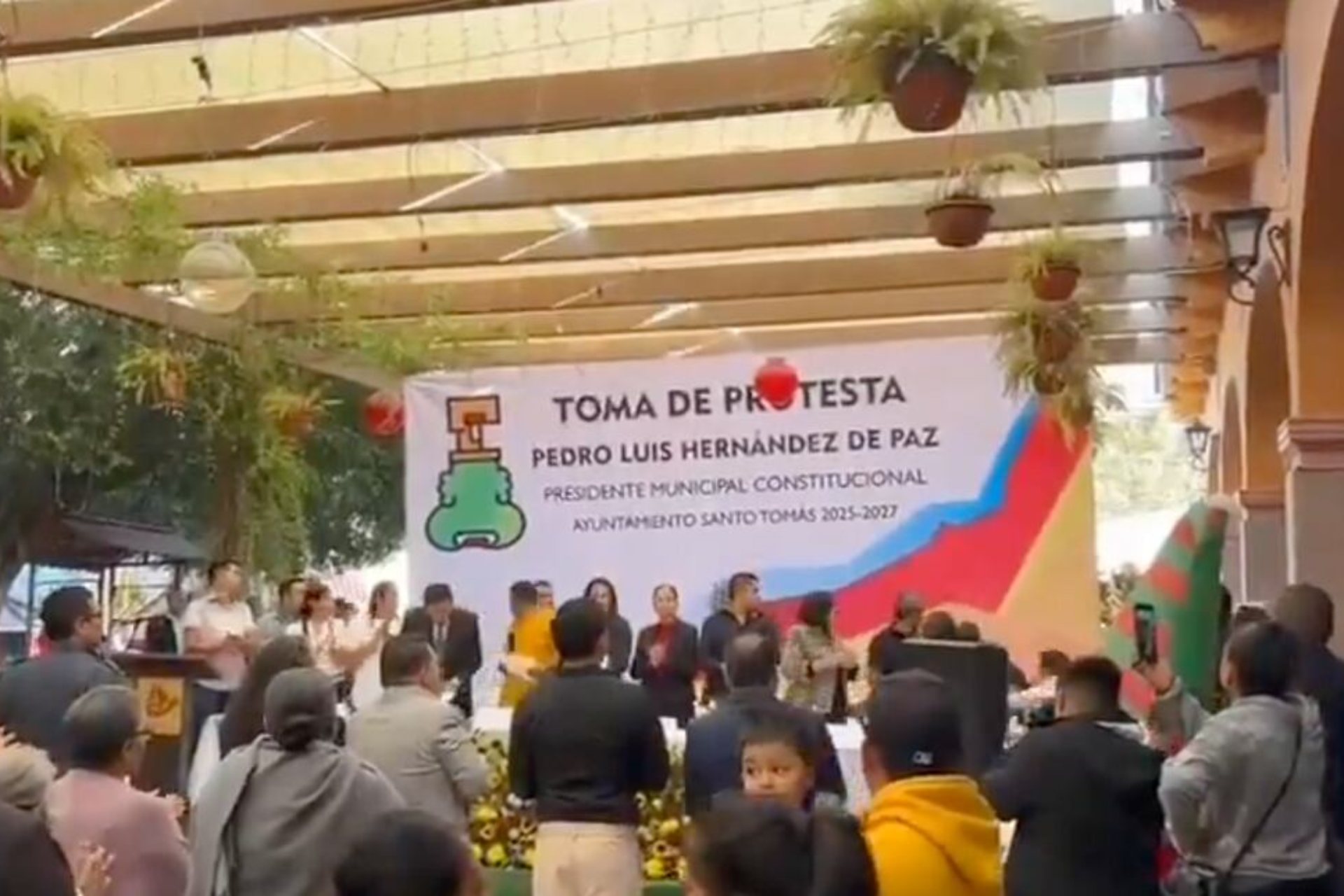 #Video Alcalde de Santo Tomás de los Plátanos rinde protesta y luego huye de autoridades del Edomex #Video Alcalde de Santo Tomás de los Plátanos rinde protesta y luego huye de autoridades del Edomex
