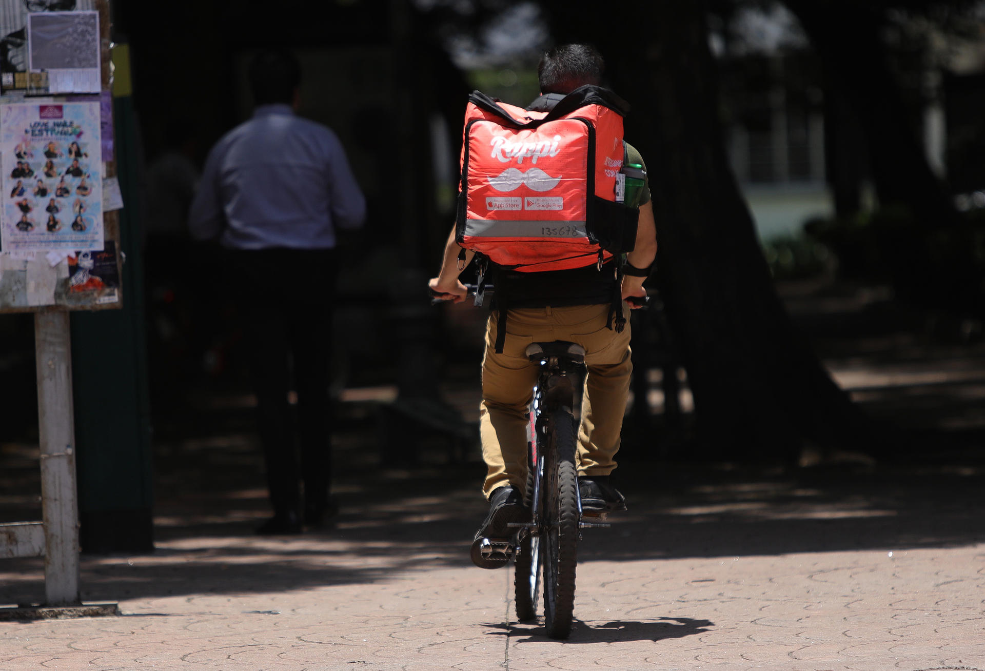 ONG urgen enfoque en género y pronta implementación de reforma de repartidores en México