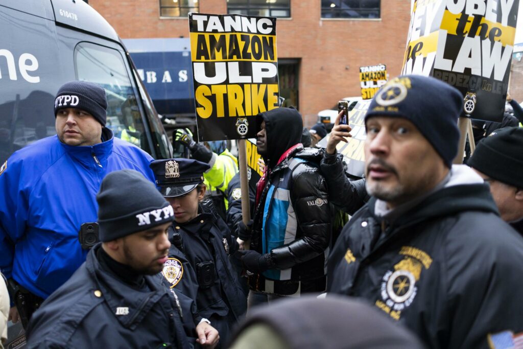 La huelga en EE.UU. amenaza con agravarse mientras Amazon "garantiza" sus repartos navideños - b9963c76688d7d8de89cfd943830a93748c2e1bdw-1024x683
