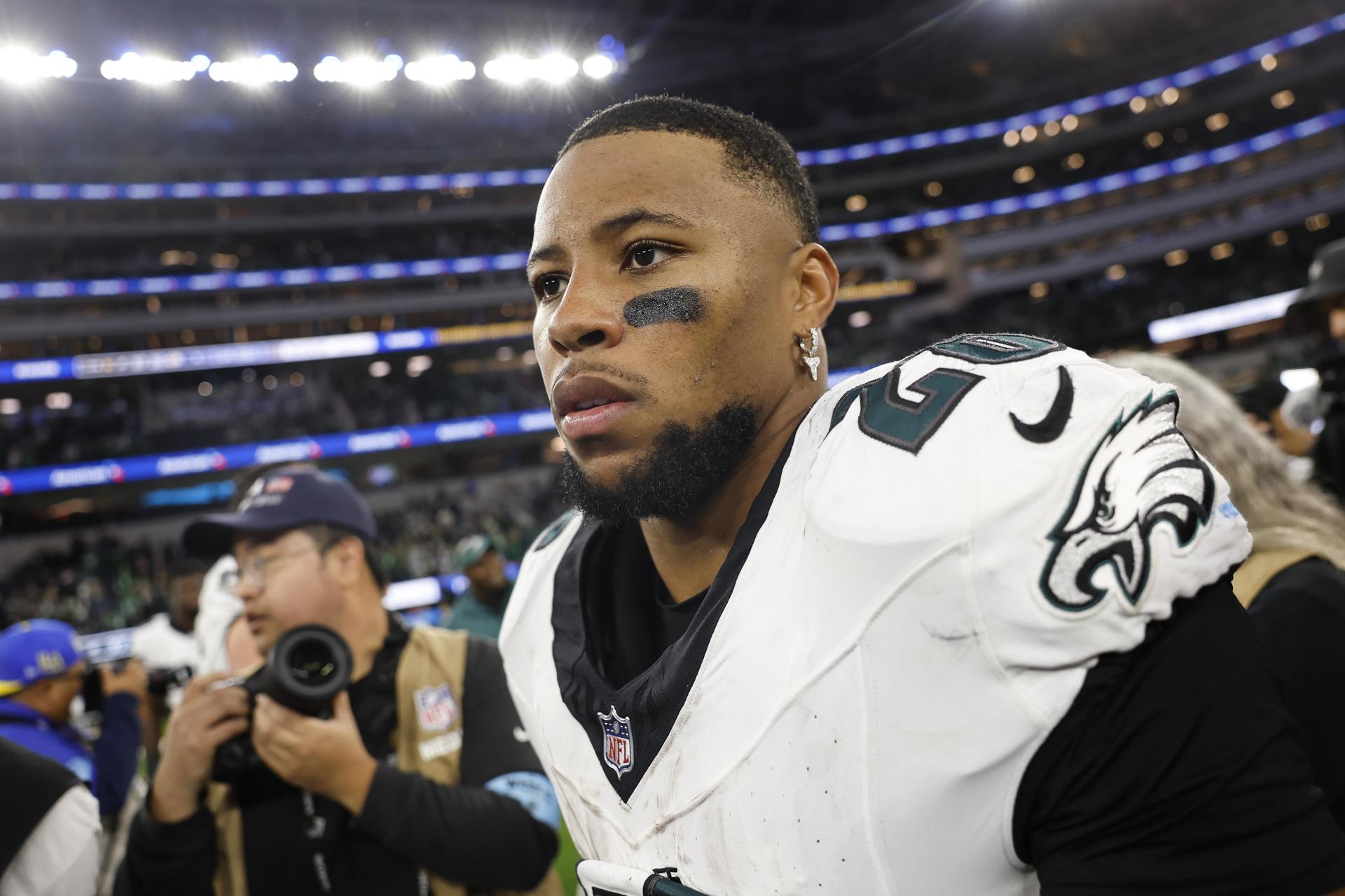 Barkley, noveno jugador en la historia de la NFL que supera las 2 mil yardas por tierra Barkley, noveno jugador en la historia de la NFL que supera las 2 mil yardas por tierra