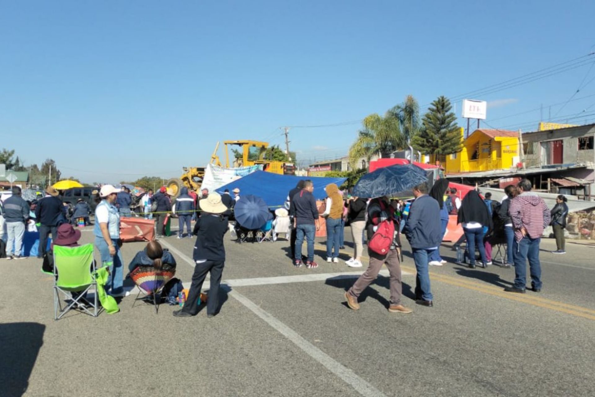 Trabajadores de la salud desquician carreteras en Oaxaca Trabajadores de la salud desquician carreteras en Oaxaca